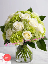 Sofisticación Natural: Arreglo de Rosas Blancas y Hortensias Verdes México